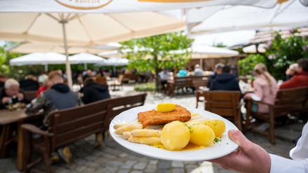 Seit Freitag darf in Berlin und weiten Teilen Brandenburgs die Außengastronomie unter bestimmten Auflagen wieder öffnen.