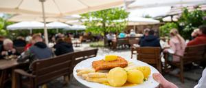Seit Freitag darf in Berlin und weiten Teilen Brandenburgs die Außengastronomie unter bestimmten Auflagen wieder öffnen.