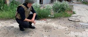 Mit Schutzweste und Helm an der Frontlinie: Grünen-Parteichef Robert Habeck in der Ostukraine.