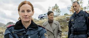 Unfall oder Mord? Die Kärntner Dorfpolizistin Martina Schober (Jutta Fastian, vorn) und ihr Chef Georg Treichel (Peter Raffalt) werden von Oberinspektorin Ilse Acham (Pia Hierzegger) aus Klagenfurt unterstützt. 