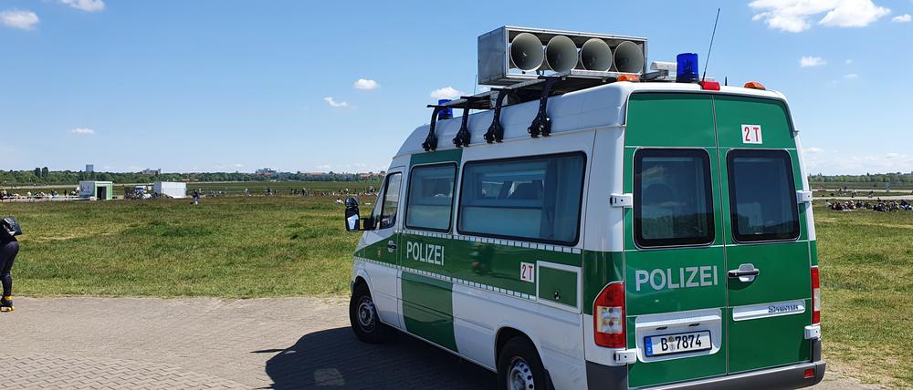 Auf dem Tempelhofer Feld hatte die Polizei vorsichtshalber am Sonntag einen Lautsprecherwagen postiert. 