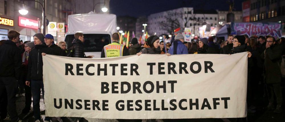 Neukölln wehrt sich. Die Angst vor rechtsextremen Angriffen nimmt nicht ab. Und die ermittelnden Behörden machen Fehler. 