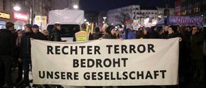 Neukölln wehrt sich. Die Angst vor rechtsextremen Angriffen nimmt nicht ab. Und die ermittelnden Behörden machen Fehler. 