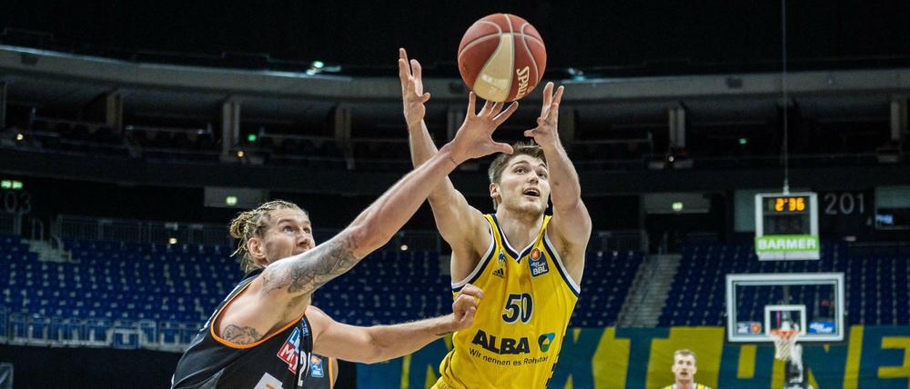 Vor den Augen weggeschnappt. Lange sah es nach einem Sieg von Alba Berlin (rechts Ben Lammers) aus, doch dann drehte Ulms Dylan Osetkowski auf.