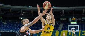 Vor den Augen weggeschnappt. Lange sah es nach einem Sieg von Alba Berlin (rechts Ben Lammers) aus, doch dann drehte Ulms Dylan Osetkowski auf.