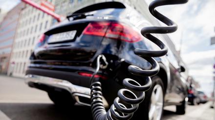  Ein Auto mit Plug-in-Hybrid-Antrieb lädt in Berlin-Mitte an einer Ladesäule. 