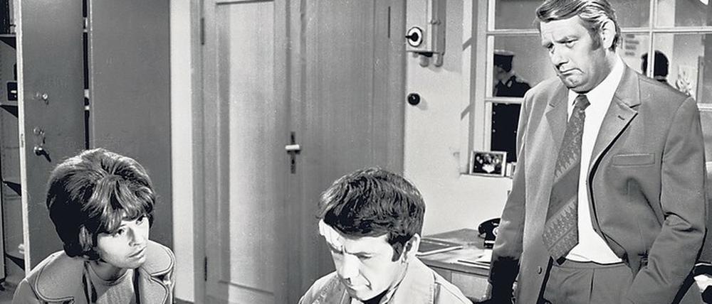 Fahnder-TV. Der erste „Polizeiruf“ wurde am 27. Juni 1971 ausgestrahlt (Bild Mitte) mit Sigrid Göhler als Leutnant Vera Arndt und Peter Borgelt als Oberleutnant Peter Fuchs (rechts). Polizeihauptmeister Horst Krause (Horst Krause) verabschiedet seine langjährige Chefin, Hauptkommissarin Johanna Herz (Imogen Kogge) im „Polizeiruf“ des RBB (Bild links). Kommissar Henry Koitzsch (Peter Kurth) vom neuen „Polizeiruf“ aus Halle (Bild rechts) adressiert sich angetrunken im Spiegel einer Restauranttoilette. Fotos: ARD/DRA, RBB, MDR