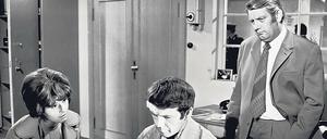 Fahnder-TV. Der erste „Polizeiruf“ wurde am 27. Juni 1971 ausgestrahlt (Bild Mitte) mit Sigrid Göhler als Leutnant Vera Arndt und Peter Borgelt als Oberleutnant Peter Fuchs (rechts). Polizeihauptmeister Horst Krause (Horst Krause) verabschiedet seine langjährige Chefin, Hauptkommissarin Johanna Herz (Imogen Kogge) im „Polizeiruf“ des RBB (Bild links). Kommissar Henry Koitzsch (Peter Kurth) vom neuen „Polizeiruf“ aus Halle (Bild rechts) adressiert sich angetrunken im Spiegel einer Restauranttoilette. Fotos: ARD/DRA, RBB, MDR