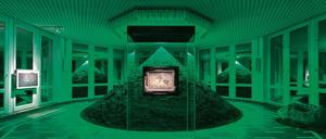 Dufte Note: „Infection (Calvin Klein Obsession for Men)“ nennt Pamela Rosenkranz ihren parfümierten Erdhügel.