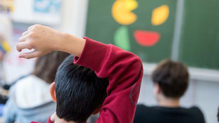 Die rot-rot-grüne Koalition ist uneins, wie mit den Schulen bis zu den Sommerferien umgegangen werden soll.