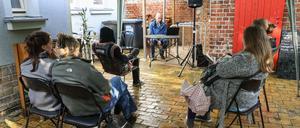 Keine Buchmesse, dafür "Leipzig liest" - im Freien, wie bei dieser Lesung von Thilo Hagendorff im Hof der Ideenwerkstatt KunZstoffe. 