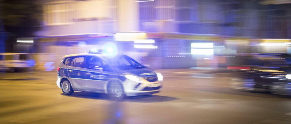 Ein Berliner Polizeiwagen auf dem Weg zu einem Einsatz.