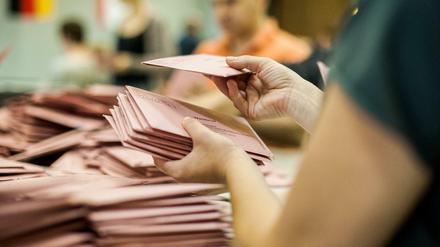 Wichtiges Ehrenamt. Eine Wahlhelferin sortiert Briefwahlstimmen. 