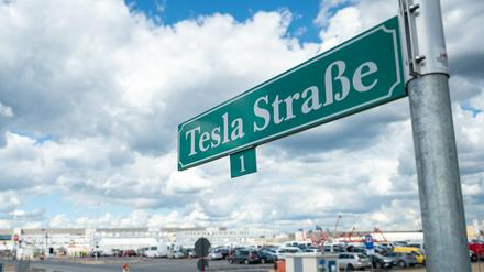 Der Haupteingang der künftigen Gigafabrik in Grünheide  