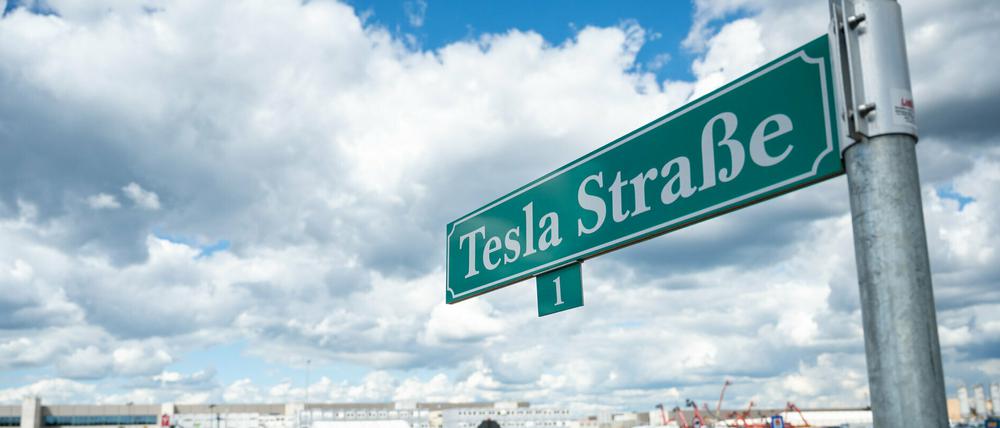 Der Haupteingang der künftigen Gigafabrik in Grünheide