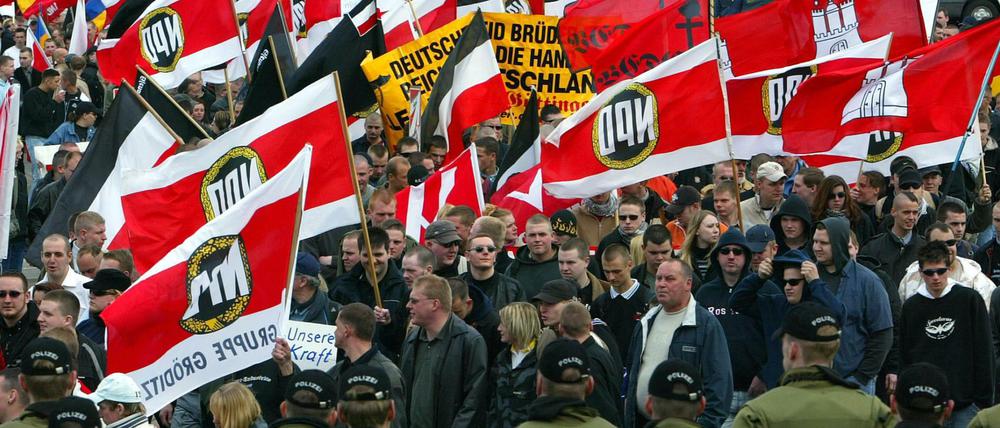 Brauner Aufmarsch. Die NPD ist eindeutig rechtsextrem, bekommt aber weiterhin Steuergelder. Auf dem Bild eine Demonstration in Rostock