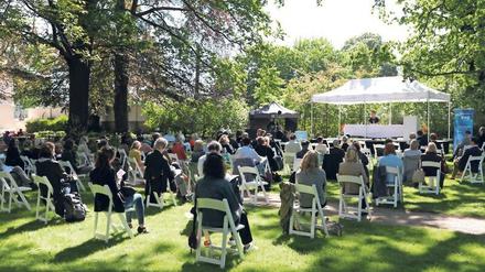 Konferenzidyll. Getagt wird im Garten der Villa Schöningen.