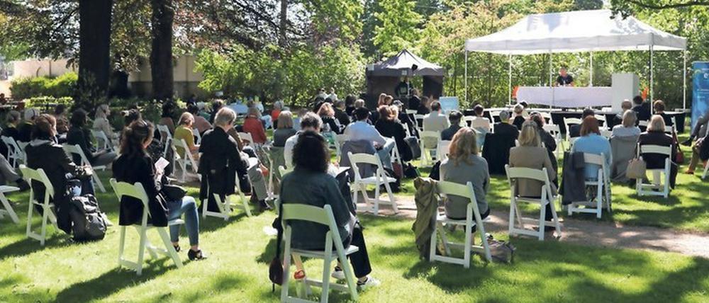 Konferenzidyll. Getagt wird im Garten der Villa Schöningen.