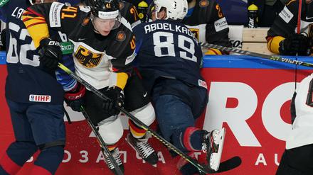 In der Klemme Deutschlands Jonas Müller (M) kämpft mit Kevin Labanc (l) und Justin Abdelkader aus den USA um den Puck.