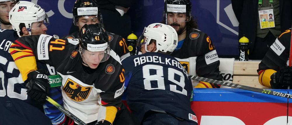 In der Klemme Deutschlands Jonas Müller (M) kämpft mit Kevin Labanc (l) und Justin Abdelkader aus den USA um den Puck.
