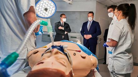 Berlins Regierender Bürgermeister Michael Müller (SPD) und Bundesgesundheitsminister Jens Spahn (CDU) begutachten den "Schockraum" am neuen "Haus der Zukunft am ukb. Hier trainieren Ärzte und Pfleger an Puppen den Notfall.