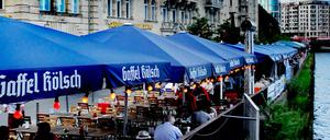 Mit Spreeblick: Die "Ständige Vertretung" am Schiffbauerdamm in Mitte.