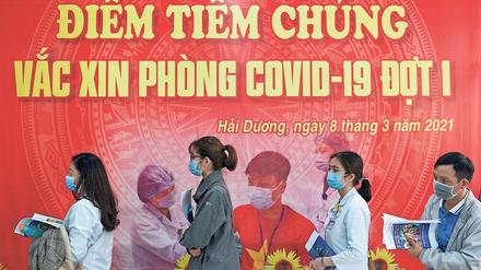 In Vietnam wird medizinisches Personal mit dem Covid-19-Impfstoff von AstraZeneca immunisiert.