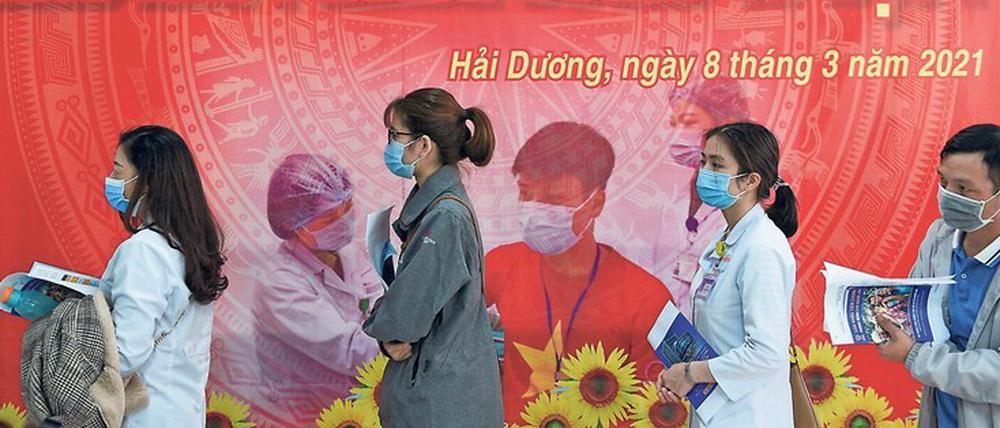 In Vietnam wird medizinisches Personal mit dem Covid-19-Impfstoff von AstraZeneca immunisiert.