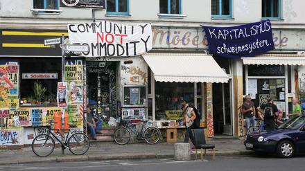 An Länden des Heinrichplatzes hängen Protestplakate.