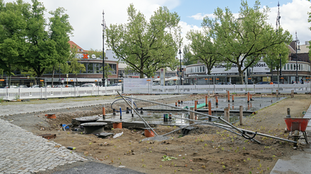 Aktuelles Foto der Fundamente des geplanten Cafés auf dem Lehniner Platz, das längst eröffnet sein sollte.