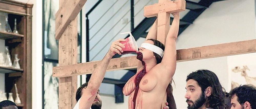 Bequem waren auch die Werke des Österreichers Hermann Nitsch nie. In den 60er Jahren musste der Aktionist sogar ins Gefängnis. Die Vorwürfe lauteten Erregung öffentlichen Ärgernisses und Blasphemie
