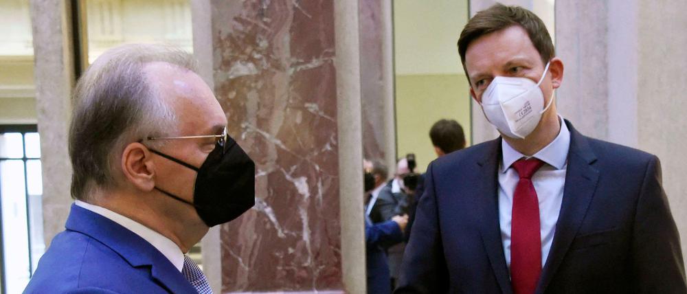 Tobias Hans, Ministerpräsident des Saarlandes (M.), und Rainer Haseloff, Ministerpräsident Sachsen-Anhalts (l.), sind sich uneinig über Gendersprache.