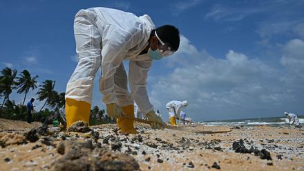 Mehr als Tausend Soldaten und Seeleute versuchten die Strände von den Plastikstückchen zu befreien.