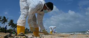 Mehr als Tausend Soldaten und Seeleute versuchten die Strände von den Plastikstückchen zu befreien.