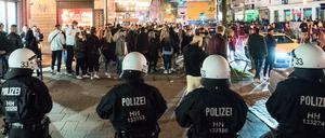 Erst ohne Rücksicht auf die Corona-Maßnahmen, dann aggressiv gegenüber Polizisten: So stellte sich die Lage im Hamburger Schanzenviertel dar.