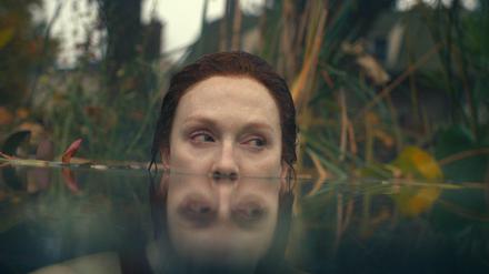 Auf Schleichfahrt durchs Dunkel der Kulissen: Zwei Jahre nach dem Tod des Mannes erkennt Lisey (Julianne Moore), wie wenig sie von ihm wusste. 