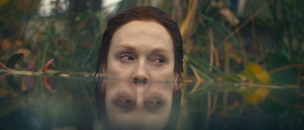 Auf Schleichfahrt durchs Dunkel der Kulissen: Zwei Jahre nach dem Tod des Mannes erkennt Lisey (Julianne Moore), wie wenig sie von ihm wusste. 
