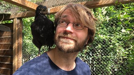 Sebastian Meschenmoser und eines der Hühner, die er großzog.