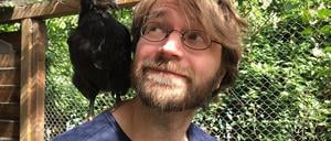 Sebastian Meschenmoser und eines der Hühner, die er großzog.