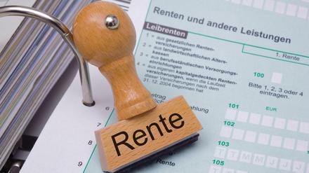 Rente steht auf einem Stempel gedruckt, der auf einem Steuerformular liegt. (Symbolbild) 