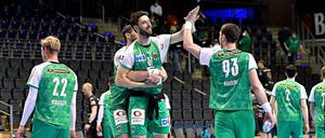 Zum Abheben. Oder nur zum Heben - die Füchse feiern den Sieg.