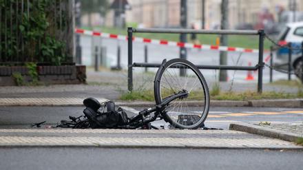 Das zerstörte Fahrrad der Frau liegt am 14. Mai auf der Greifswalder Straße in Prenzlauer Berg.