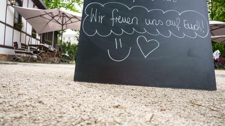 Überall Freude, überall Herzchen: Das Leben kehrt zurück. Dass das nicht alle gleichermaßen beglückt, sollte nicht vergessen werden (Archivbild aus Hessen).