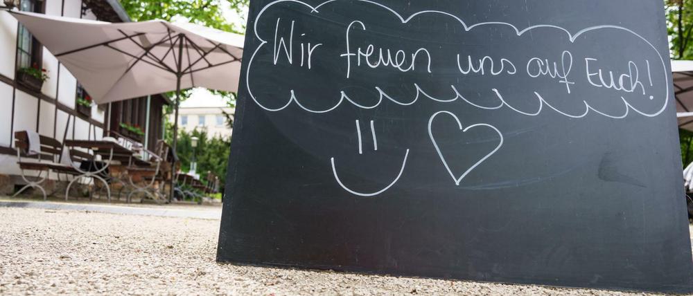 Überall Freude, überall Herzchen: Das Leben kehrt zurück. Dass das nicht alle gleichermaßen beglückt, sollte nicht vergessen werden (Archivbild aus Hessen).