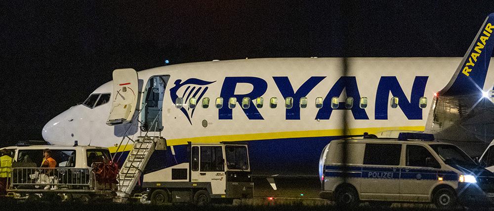 Die Bundespolizei überprüft nach einer außerplanmäßigen Landung einer Ryanair-Maschine am Berliner Hauptstadtflughafen BER das Flugzeug.