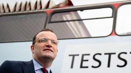 Jens Spahn (CDU), Bundesminister für Gesundheit, eröffnet eine Corona-Teststelle in einem Bus. 