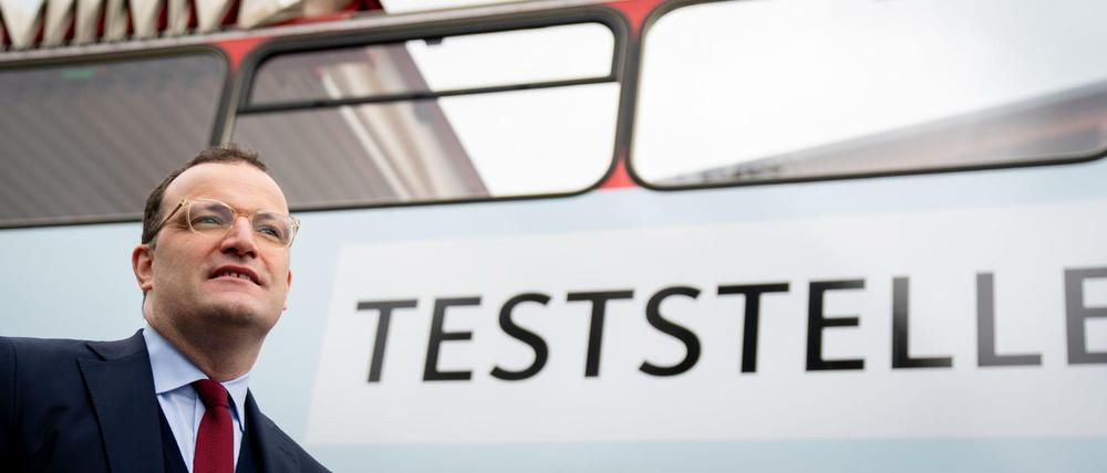 Jens Spahn (CDU), Bundesminister für Gesundheit, eröffnet eine Corona-Teststelle in einem Bus.