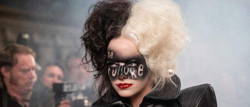 Fashionista Cruella (Emma Stone) zwischen Glamour und Rockstarpose.
