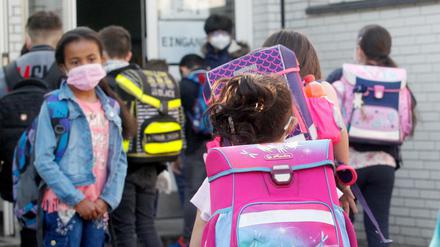 Alle noch mal in die Schule - dabei bleiben ohnehin nur zweieinhalb Wochen bis zu den Ferien. Unser Autor findet das sinnlos.