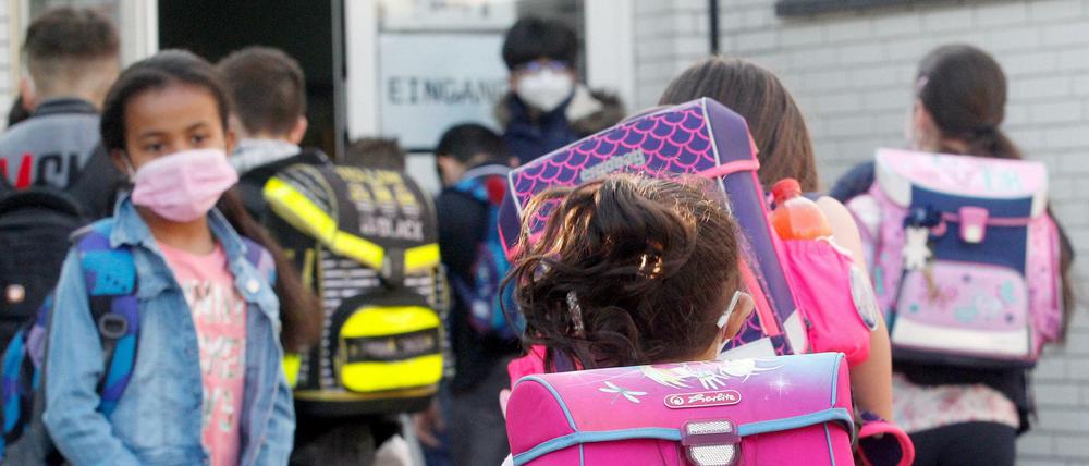 Alle noch mal in die Schule - dabei bleiben ohnehin nur zweieinhalb Wochen bis zu den Ferien. Unser Autor findet das sinnlos.
